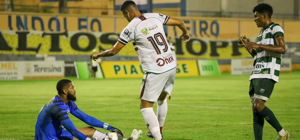 Lucas Ferreira no chão, segurando a bola