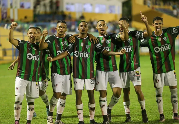 Lucas Manga, do Fluminense-PI, comemorando gol contra o Bahia