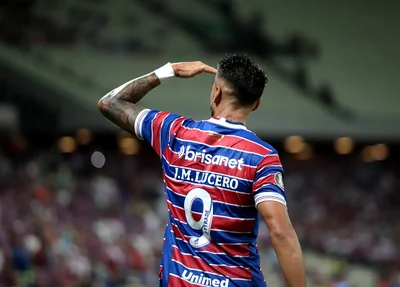 Lucero foi o nome do jogo ao marcar dois gols