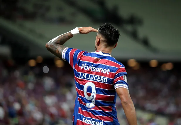 Lucero foi o nome do jogo ao marcar dois gols