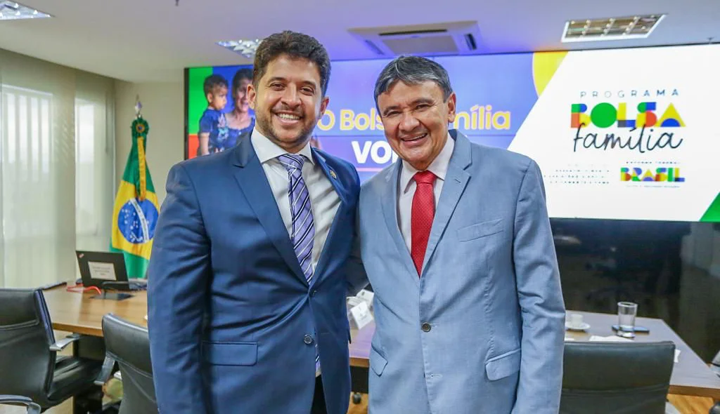 Luciano Barreto ao lado de Wellington Dias