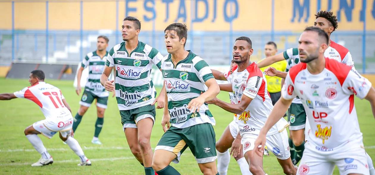 Mais uma saída no tiro de canto