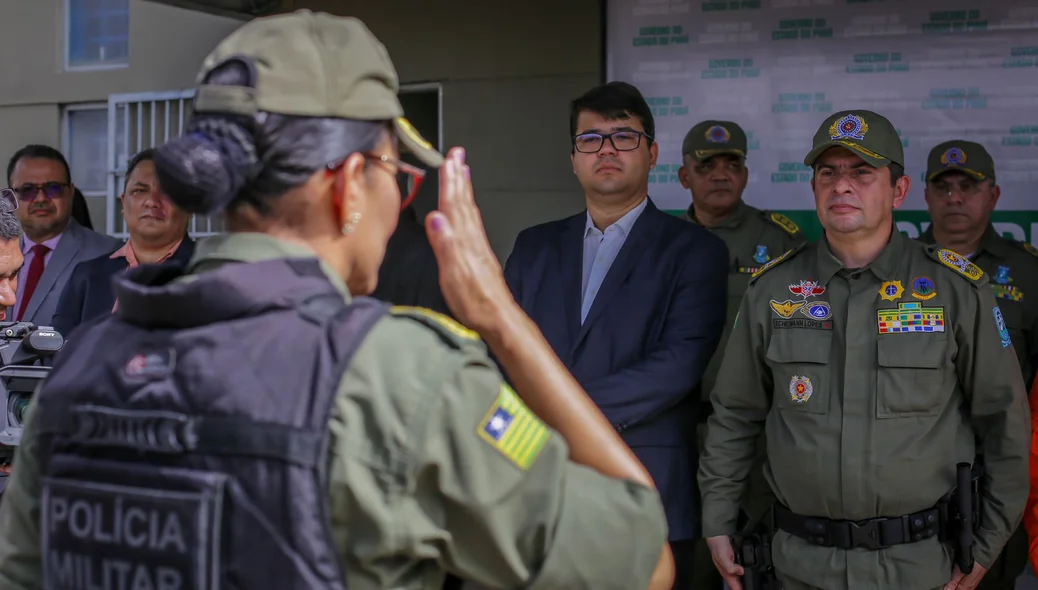 Major Josilene apresentando tropa para o Comandante Scheiwann Lopes
