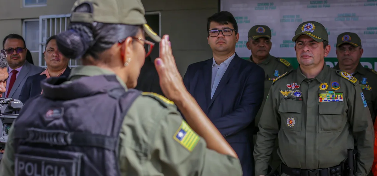 Major Josilene apresentando tropa para o Comandante Scheiwann Lopes