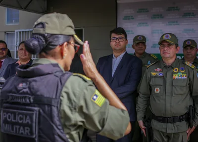 Major Josilene apresentando tropa para o Comandante Scheiwann Lopes
