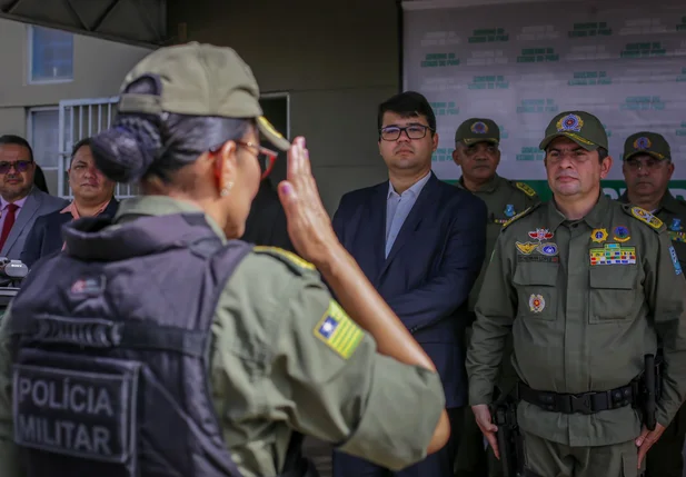 Major Josilene apresentando tropa para o Comandante Scheiwann Lopes