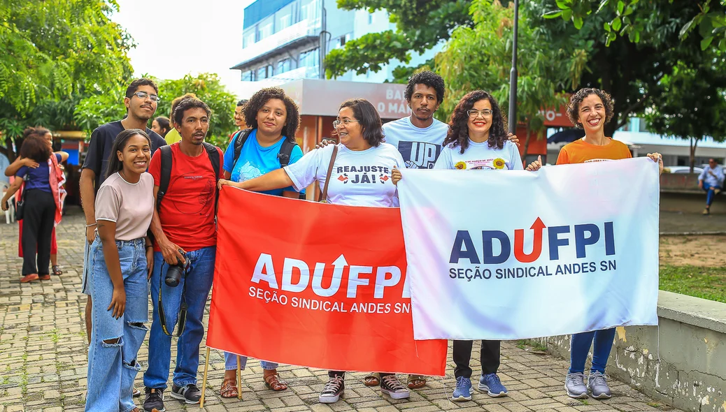 Manifestação aconteceu na tarde desta quinta-feira