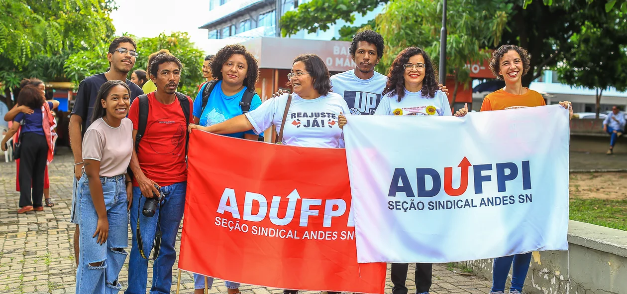 Manifestação aconteceu na tarde desta quinta-feira