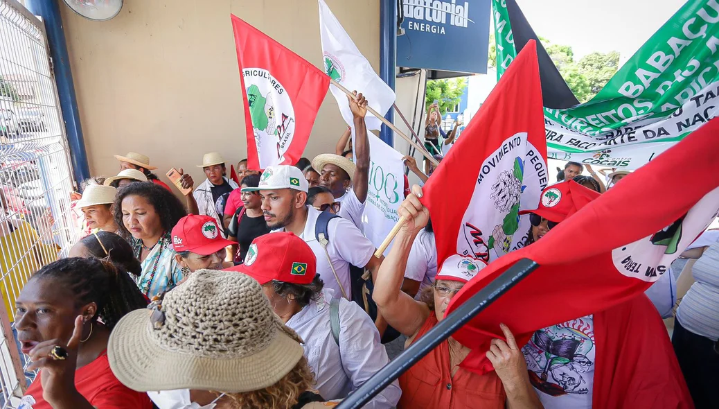 Manifestantes adentram sede da Equatorial