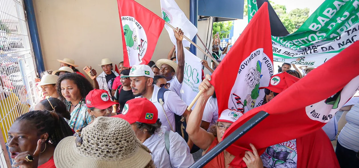 Manifestantes adentram sede da Equatorial