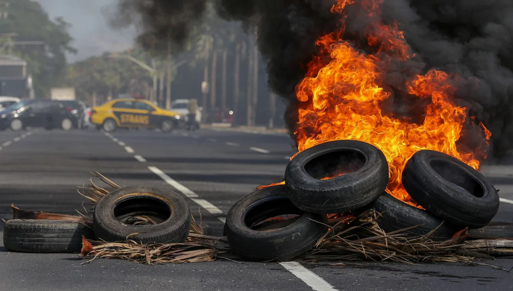 Manifestantes ateiam fogo em pneus durante manifestação na Avenida Marechal Castelo Branco