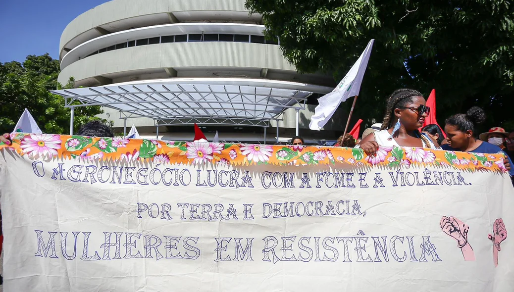 Manifestantes com cartaz