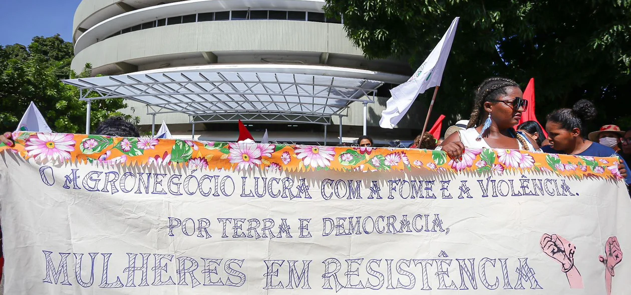 Manifestantes com cartaz