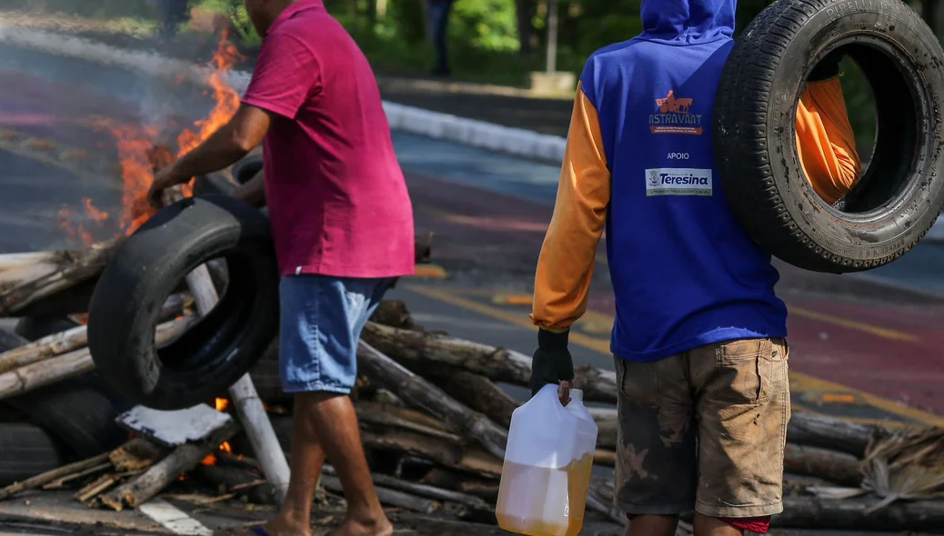 Manifestantes com pneu e gasolina durante protesto