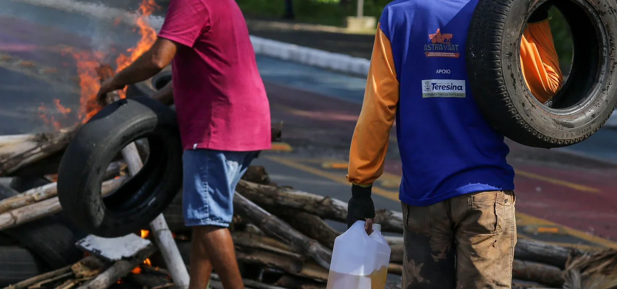 Manifestantes com pneu e gasolina durante protesto
