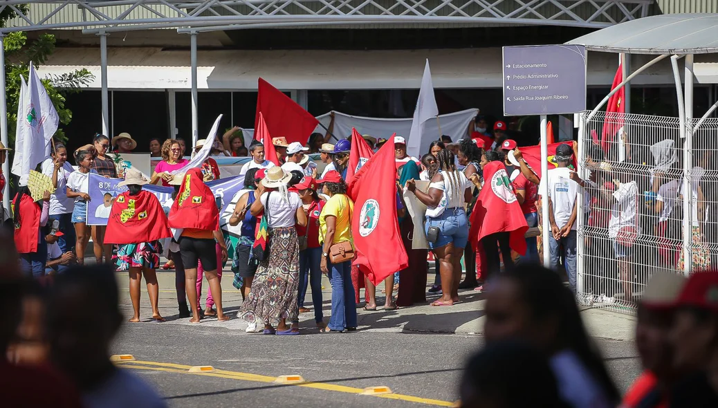 Manifestantes dentro da Equatorial