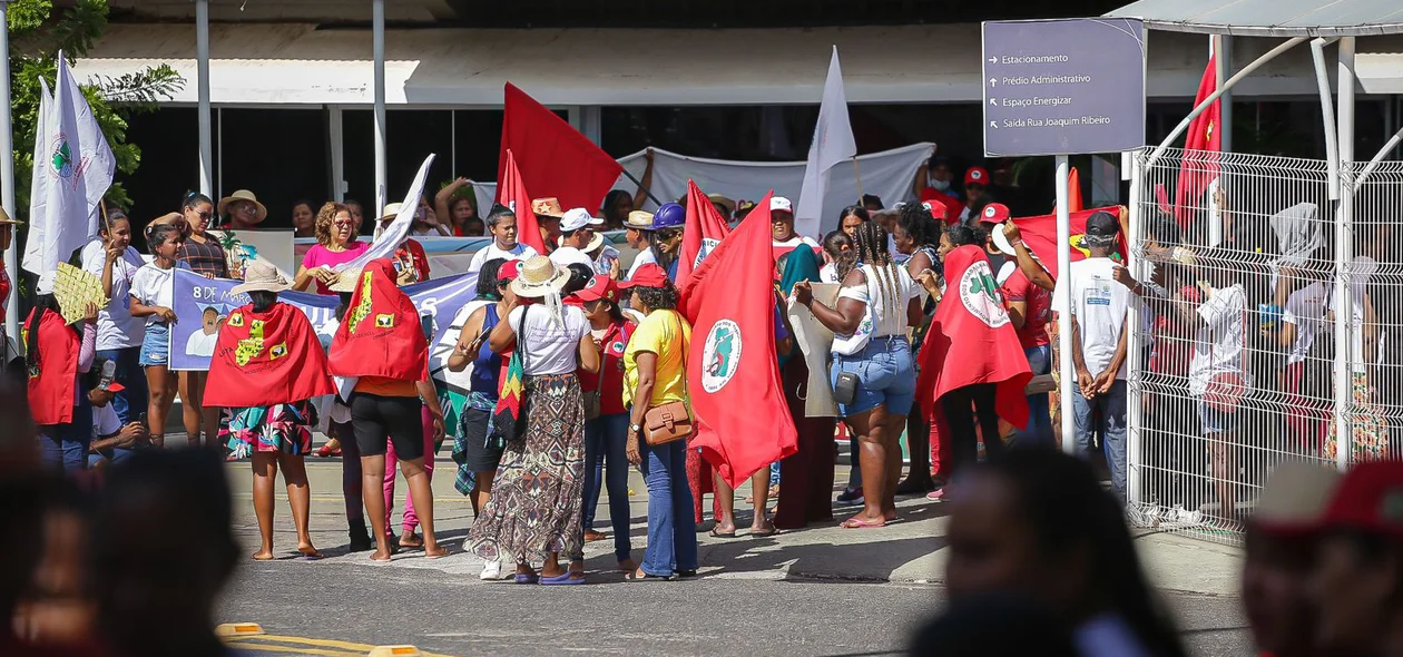 Manifestantes dentro da Equatorial