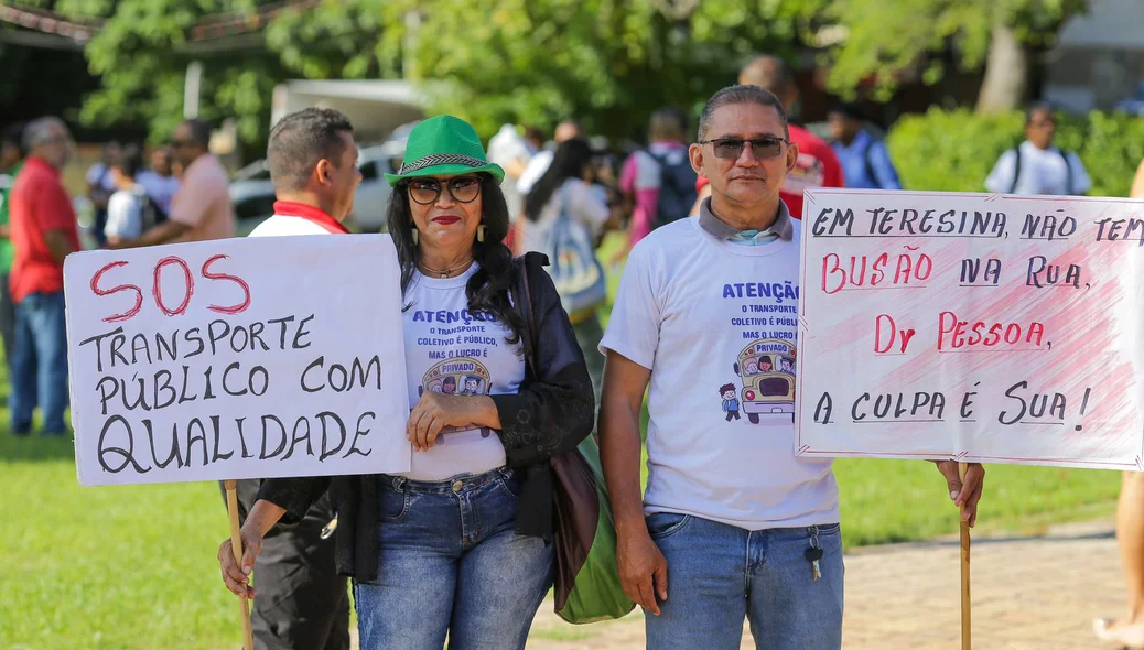 Manifestantes foram até a ALEPI durante o protesto