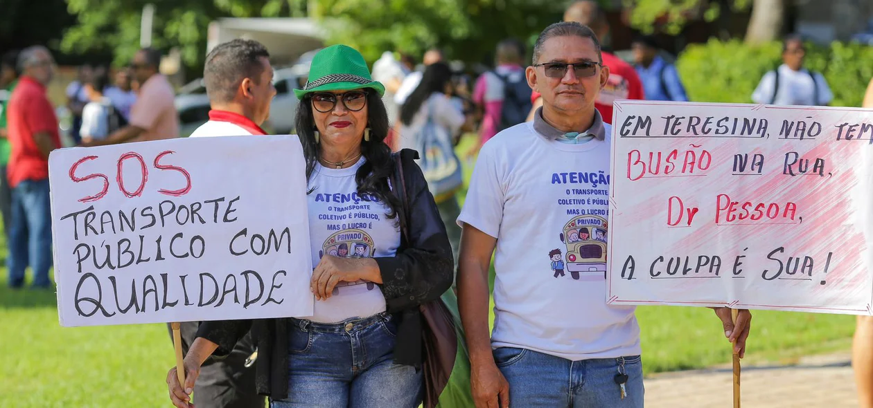 Manifestantes foram até a ALEPI durante o protesto