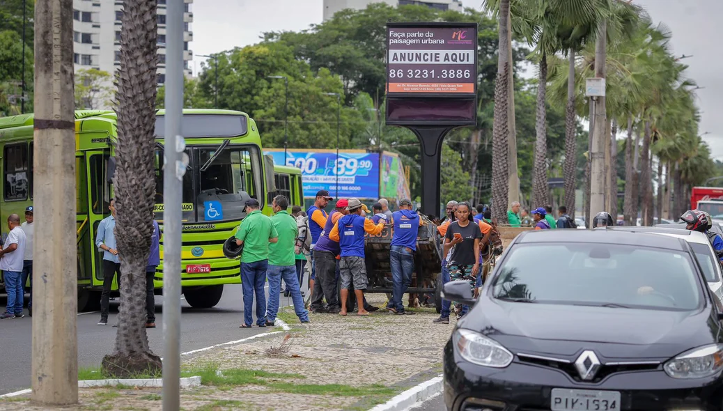 Manifestantes interditaram a Avenida Marechal Castelo Branco