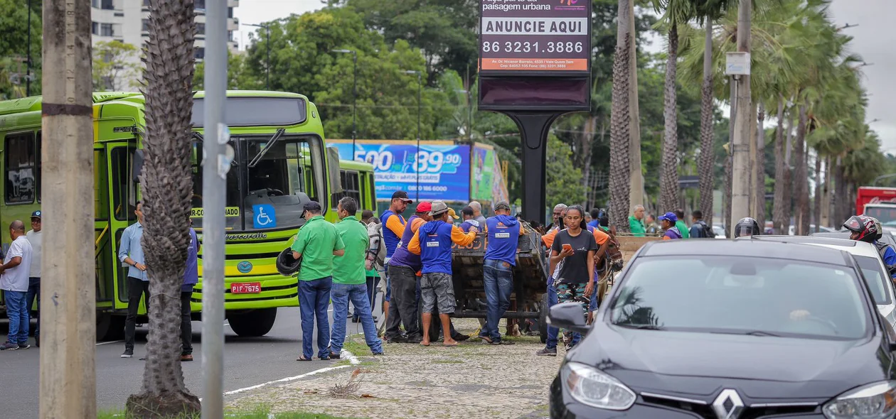 Manifestantes interditaram a Avenida Marechal Castelo Branco