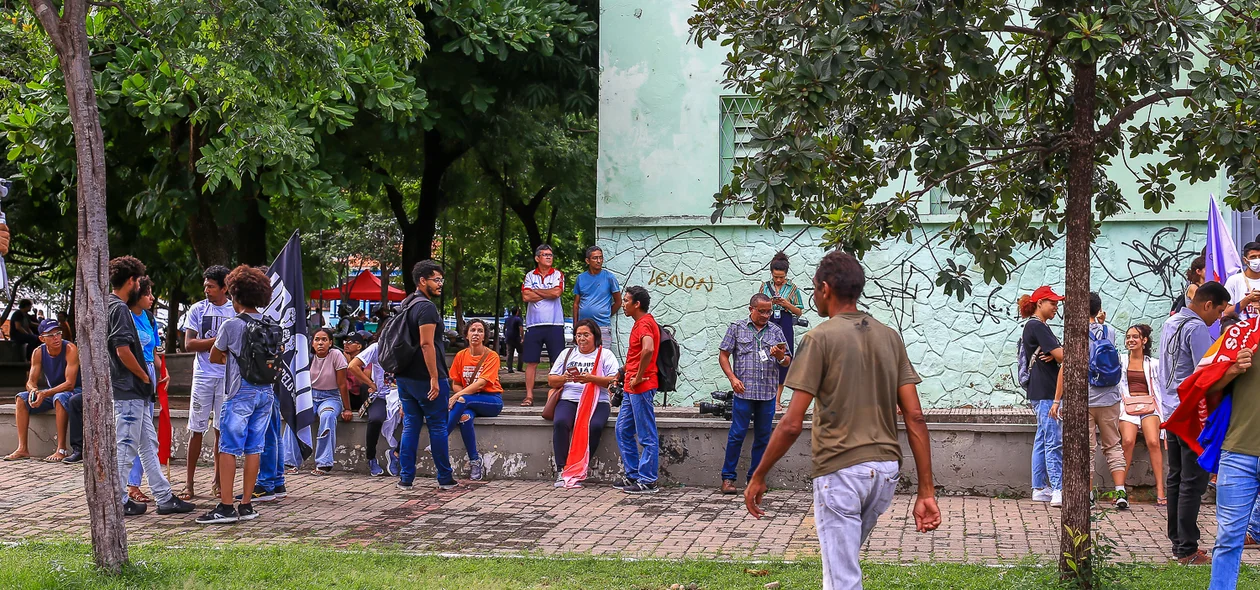 Manifestantes na Praça do Fripisa em Teresina