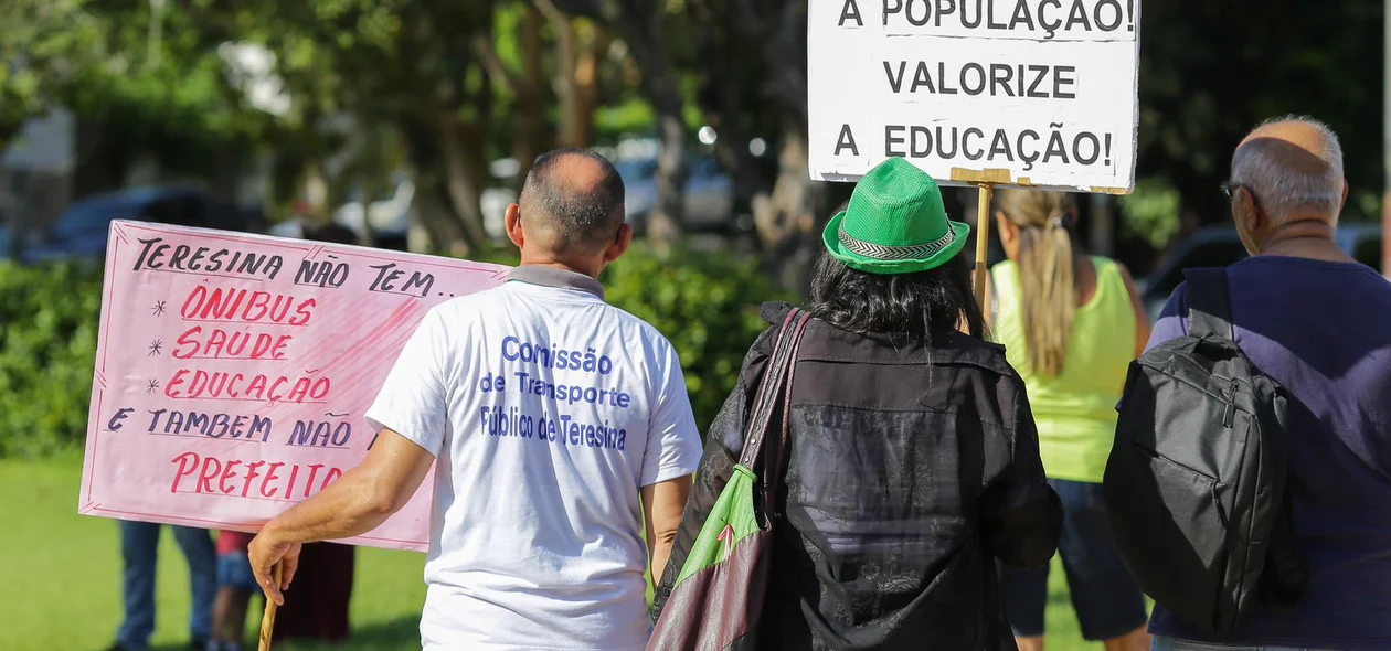 Manifestantes protestam e cobram respeito e valorização