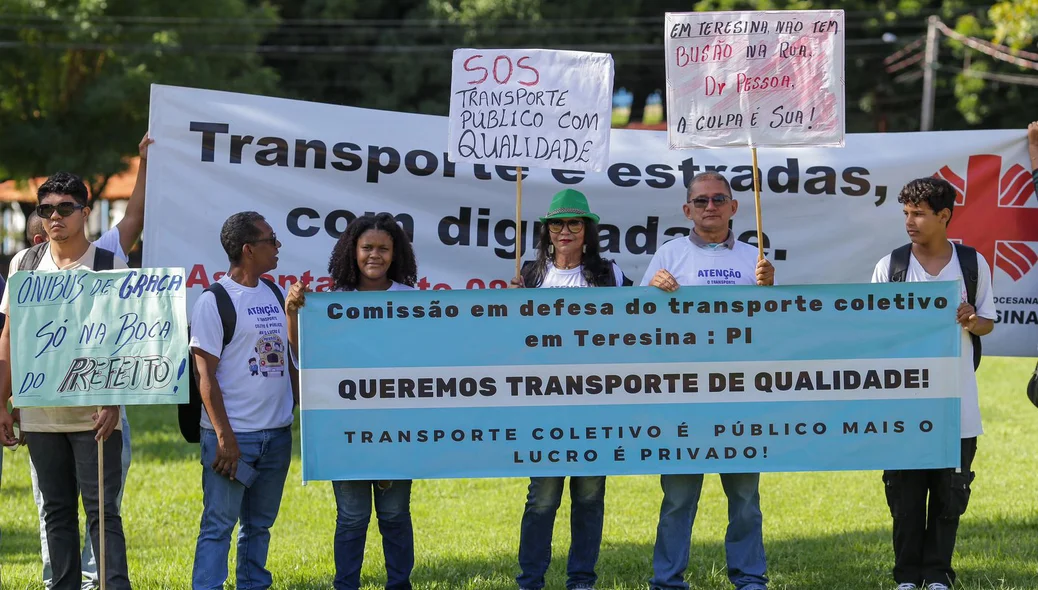 Manifestantes protestam em frente a ALEPI por melhores condições no transporte Público