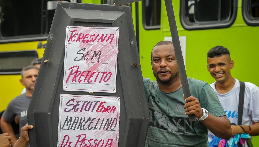Manifestantes protestando na Avenida Marechal Castelo Branco