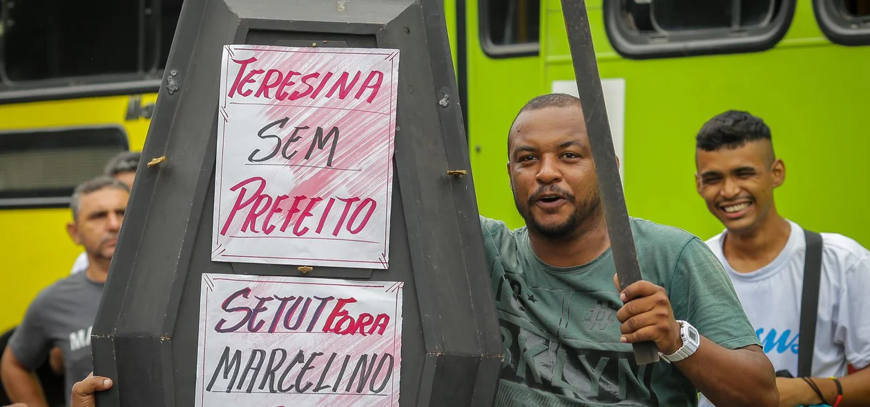 Manifestantes protestando na Avenida Marechal Castelo Branco