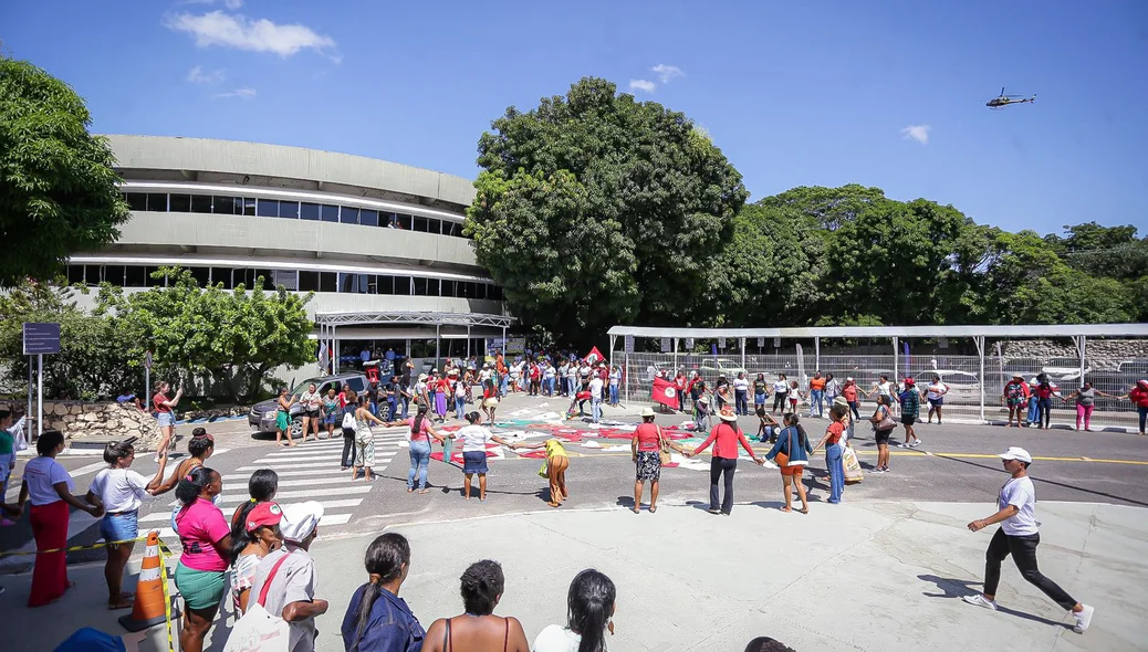 Manifestantes se reúnem na Equaotiral