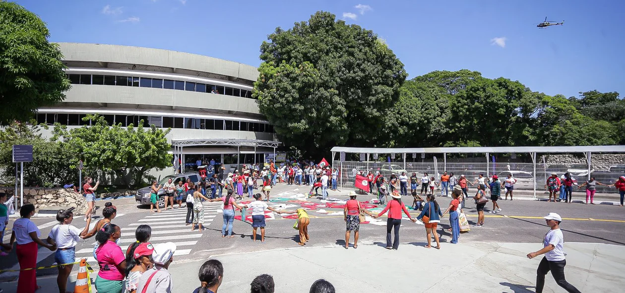 Manifestantes se reúnem na Equaotiral