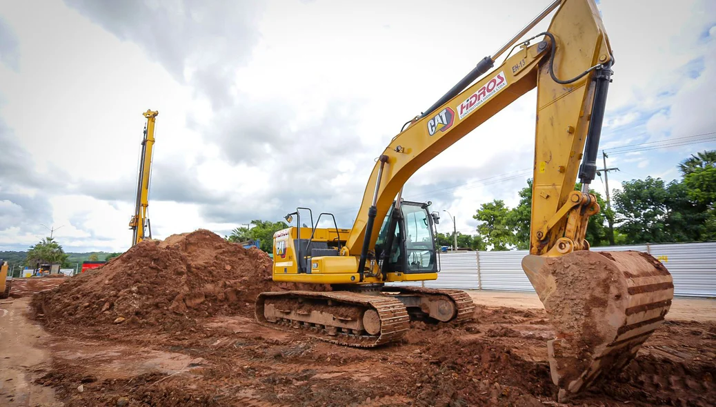 Máquina escavadeira na obra de rebaixamento da Avenida João XXIII