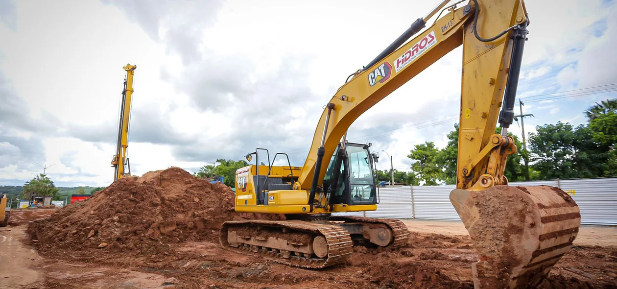Máquina escavadeira na obra de rebaixamento da Avenida João XXIII