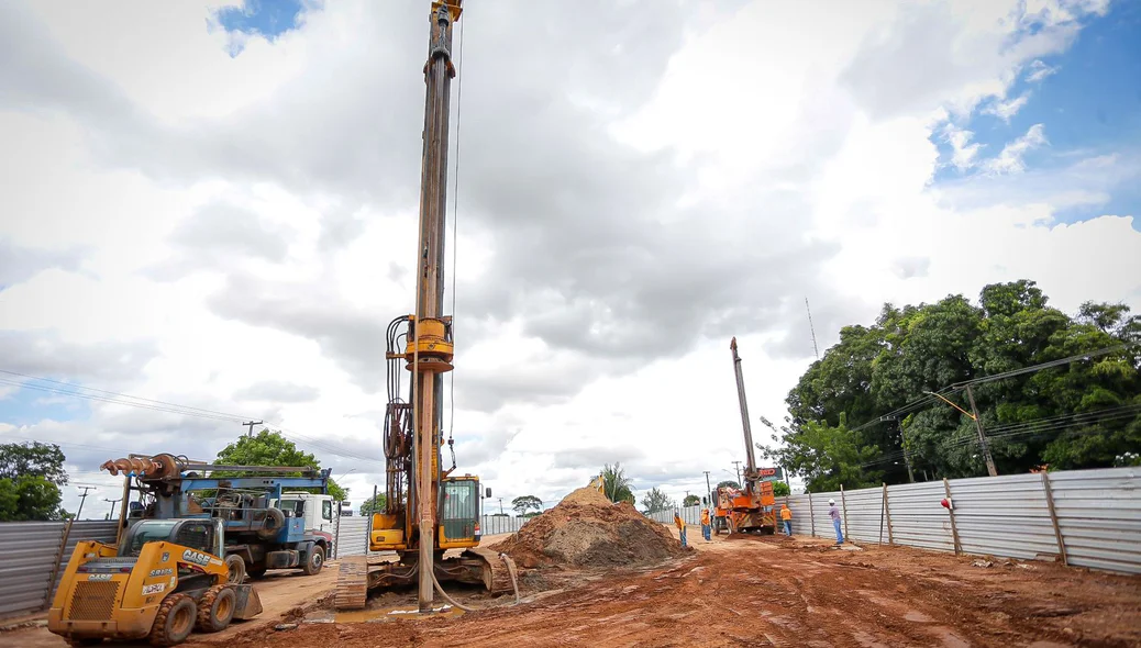Maquinário em operação na obra de rebaixamento da Avenida João XXIII