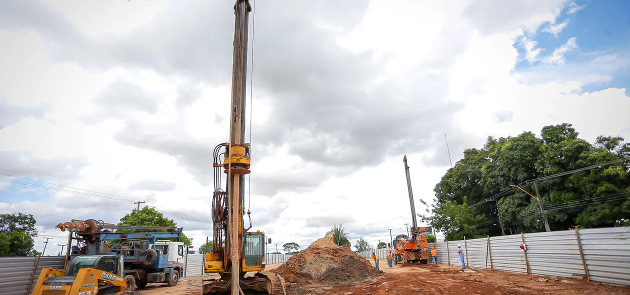 Maquinário em operação na obra de rebaixamento da Avenida João XXIII