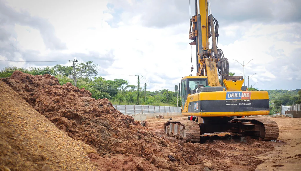 Máquinas em operação na obra de rebaixamento da Avenida João XXIII