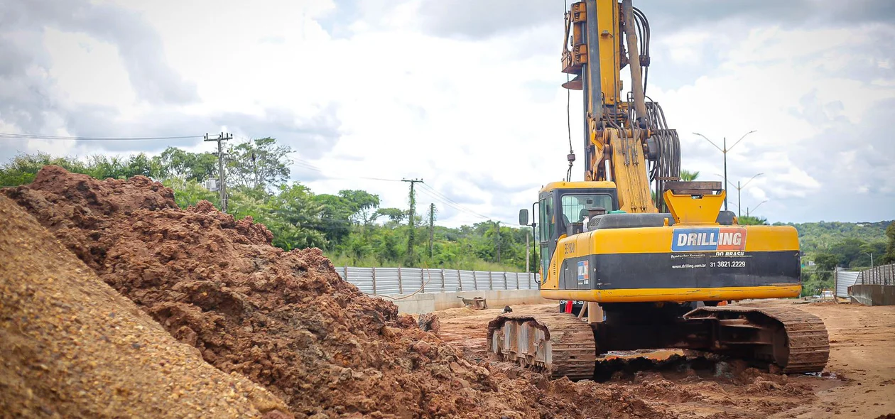 Máquinas em operação na obra de rebaixamento da Avenida João XXIII