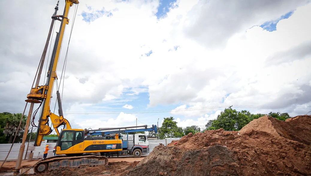 Máquinas trabalhando para conclusão da obra em 2024