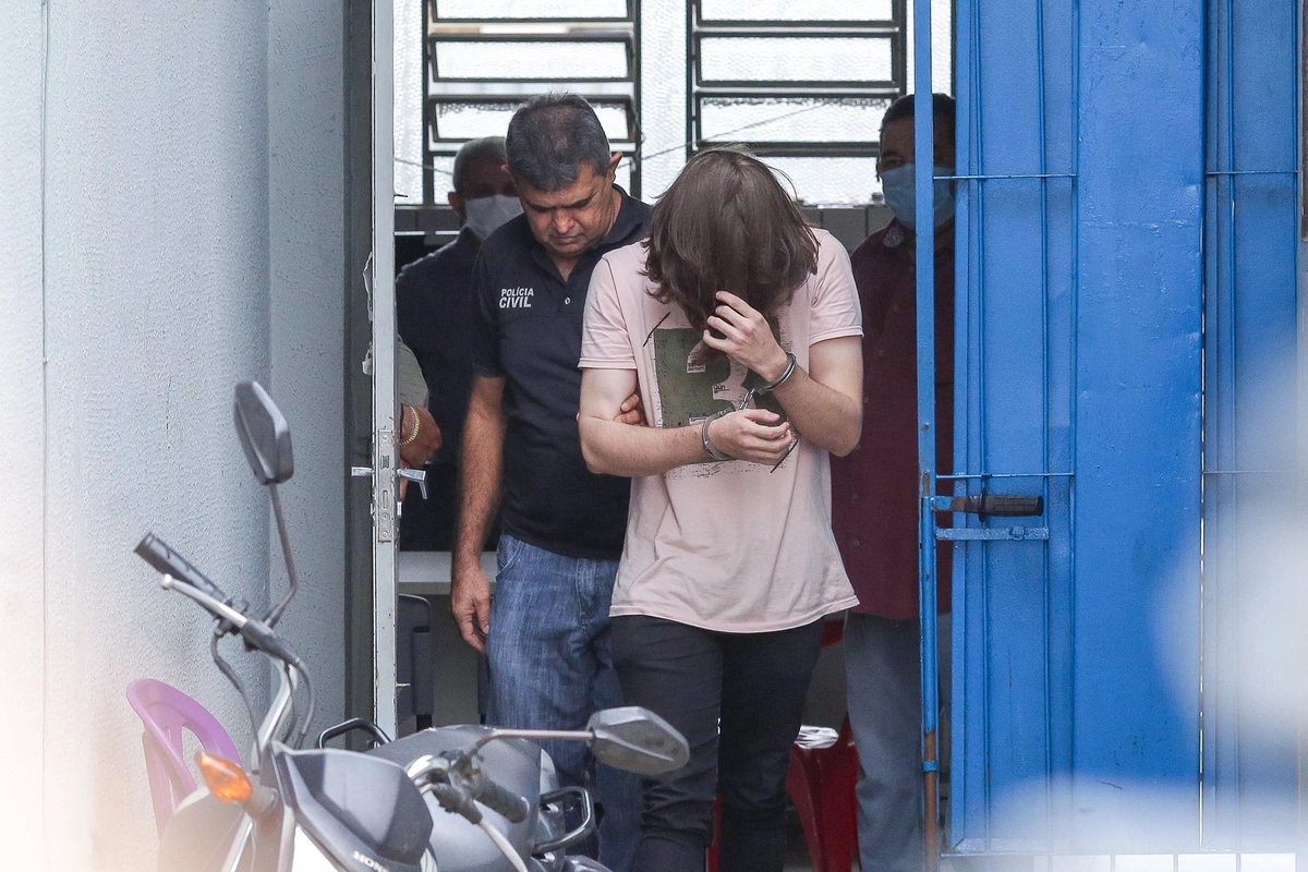 Marcos Vitor deixa a Central de Flagrantes com rosto coberto