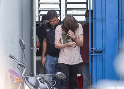 Marcos Vitor deixa a Central de Flagrantes com rosto coberto