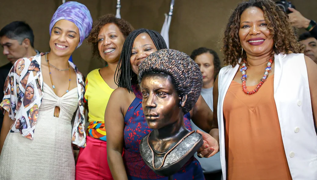Margareth Menezes posa ao lado do busto de Esperança Garcia