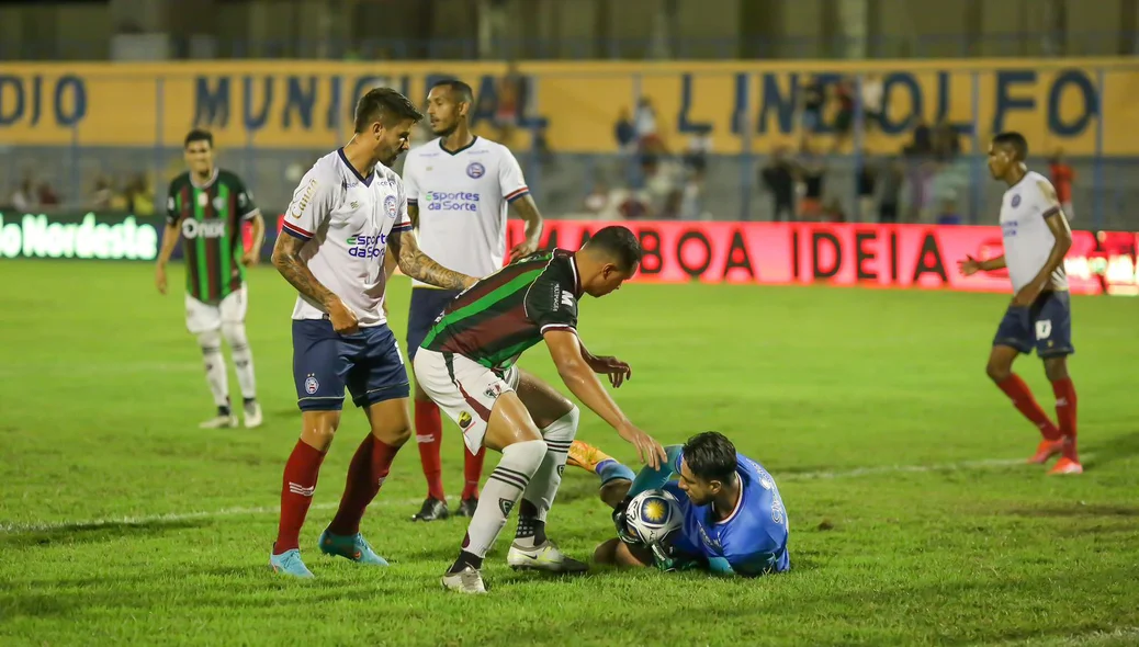 Mateus Claus, do Bahia, defendendo a bola