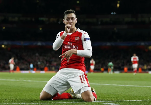 Mesut Ozil se aposenta do futebol aos 34 anos