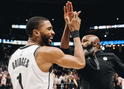 Mikal Bridges e Jacque Vaughn comemoram vitória