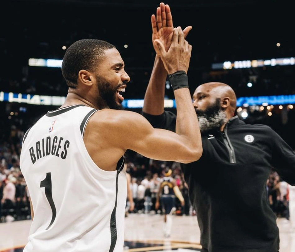 Mikal Bridges e Jacque Vaughn comemoram vitória
