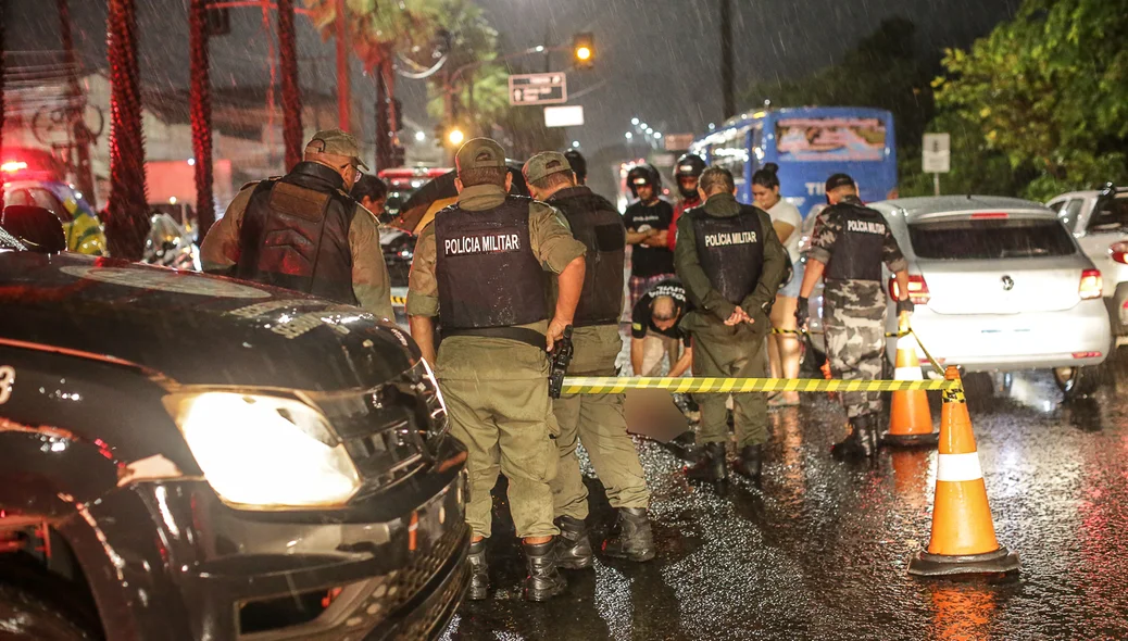 Militares isolam área para preservar o local do crime