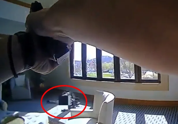 Momento em que a polícia mata atirador em escola nos EUA
