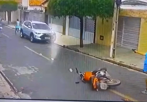 Momento em que PM reage a assalto no bairro Parque Piauí