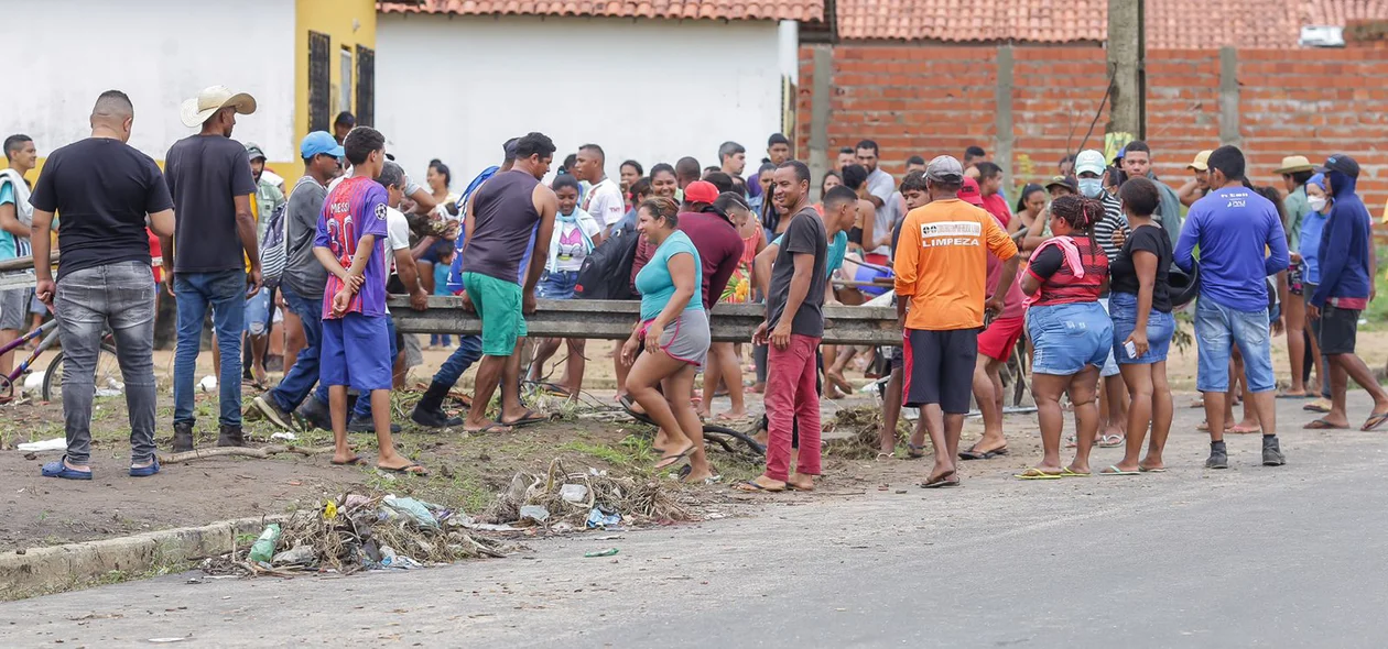 Moradores colocaram poste na entrada do residencial Bosque Sul